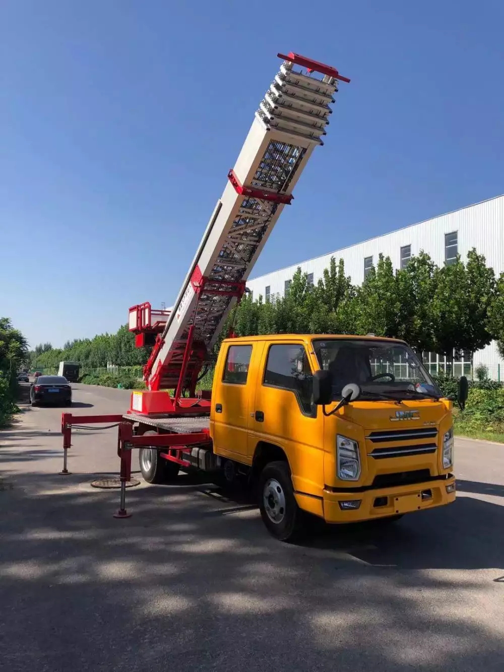 十月田镇附近的云梯车出租服务：轻松解决高空作业需求
